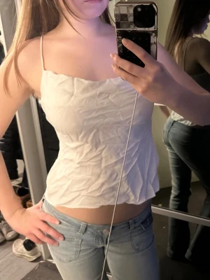 Vitt linne figursydd  - Snyggt vitt linne!