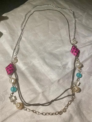 *NY*Halsband med kedjor  - Dekorativt halvlångt halsband med silverfärgade kedjor och pärlor i trä, plast, glas och ev sötvattenspärlor (oklart om äkta), aldrig använt, inget att anmärka på.