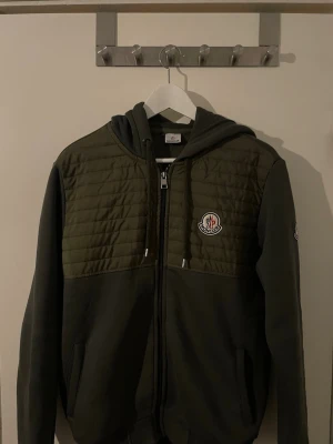 Moncler hoodie/cardigan - Säljer nu denna snygga tröja/cardigan eftersom den inte används. Den är i hyfsat skick och stilren till perfekt till våren! Pris kan diskuteras!