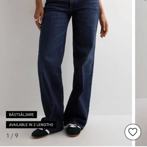 Mörkblå wide jeans från Nelly - Säljer ett par mörkblå jeans från Nelly med breda ben. Aldrig använda utan endast testade!!❤️‍🔥34/xs.   Nypris 699