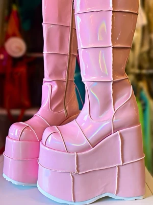 Demonia stack 301 holographic pastel pink - Säljer ett par helt nya, i kartong,  galet höga platåstövlar från Demonia, modell stack 301 i glansigt rosa syntetmaterial. Skorna har rund tå, dragkedja på sidan och en riktigt chunky plattform som ger maxad höjd. Perfekta för dig som vill sticka ut och älskar statement pieces.