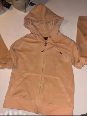Juicy couture tröja - Aprikos färgad Juicy Couture tröja  den har en fläck på armen men det är inget man ser tydligt