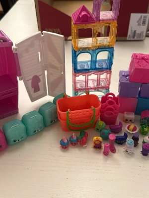 Shopkins leksaker - Allt som kommer med är 40 shopkins, 1 garderob set, 1 lägenhets set, 3 present lådor, 6 receptboks lådor, 1 vagn, 2 korgar, 3 shopkins påsar(de rosa), 6 ryggsäcklådor.