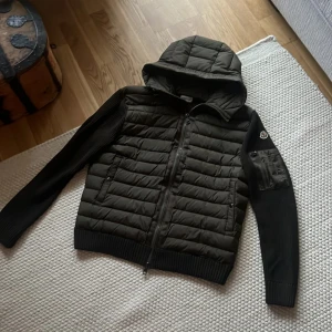 Olivgrön Moncler cardigan med huva - Olivgrön cardigan som är använd! . Storlek XXL men sitter som en XL/L. Nfc funkar
