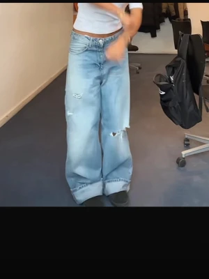 slutsålda zara jeans  - Säljer baggy ljusblå jeans från zara, helt slutsålda och köpa på rean! andra bilden är min men dem passar inte tyvvär så säljer ♥️tjejen på sista bilden har storlek 40, jag med !