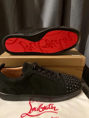 Svarta sneakers från Christian Louboutin - Tar bara emot byten mot valentinos opens. Christian loubotins är en stilren sko med den ikoniska röda sulan en fin sko som är väldigt skön och passar bra till feta outfits