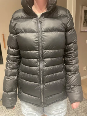 Svart pufferjacka från Colmar! - Säljer en svart pufferjacka från colmar som är i jätte fint skick. En lite längre jacka men jätte fin o varm! Fick den av mina föreldrar i present men kommer inte till användning. Äkta. Pris går o diskutera. 