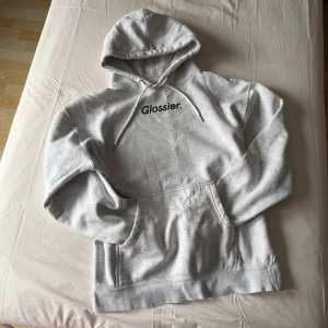 glossier hoodie - fint skick men kommer aldrig till användning💕💕☁️