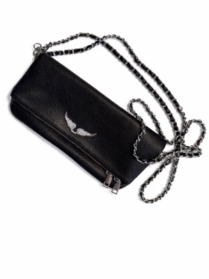 Svart kuvertväska med kedjerem - Stilren svart kuvertväska i skinn med silverfärgad kedjerem och dragkedja framtill. Väskan har en broderad detaljer med vingar på framsidan som ger en cool touch. Perfekt storlek för det viktigaste och enkel att bära crossbody.