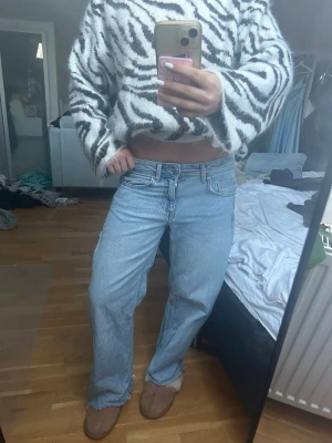 Low waist wide jeans - Supersnygga low waist wide jeans från Pull and Bear, strl 34 men är uppklippta så jag tror de passar någon som är ca 162cm🤗