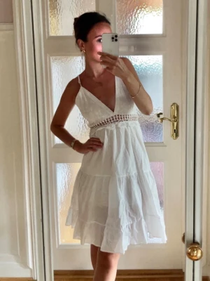 Vit klänning / studentklänning  - Jättefin och aldrig använd, helt ny, köpt på Marstrand🤍🤍