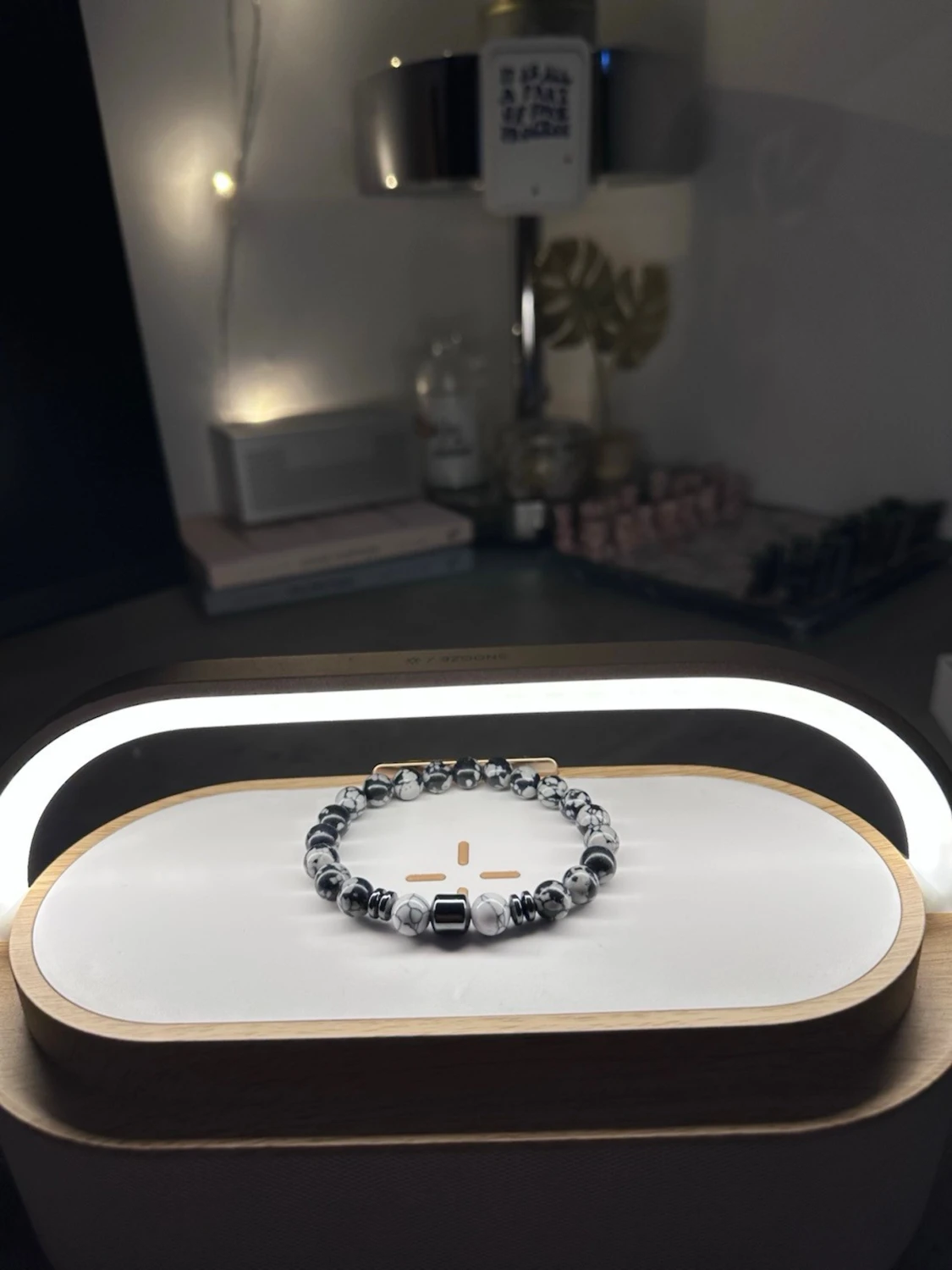 Svart grå vit armband 