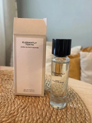 Zara Elegantly Tokyo Eau de Parfum - Zara Elegantly Tokyo Eau de Parfum 30 ml. Tagit ett sprut men insåg att jag köpte fel parfym i denna serie. Köpt föra veckan. Skappat av jo Malone.