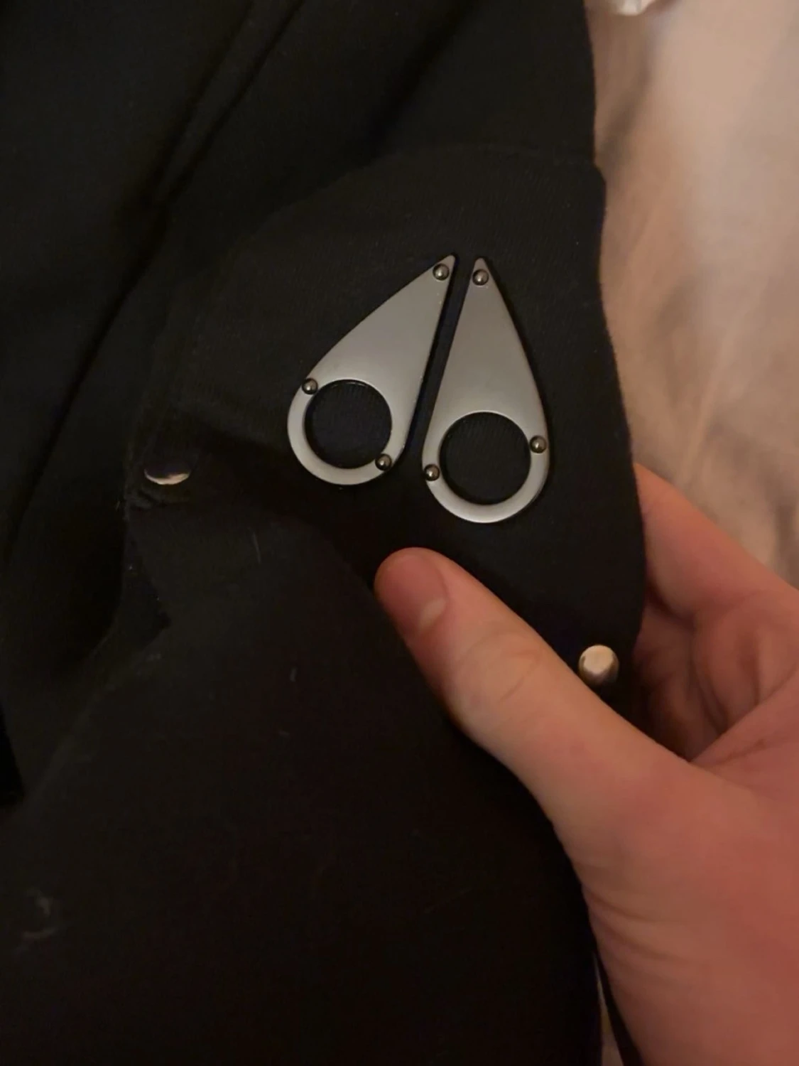 Svart vindjacka med vit huva - 3