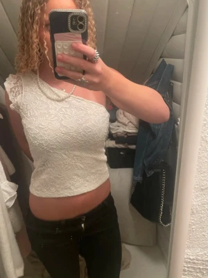 Vit spetsig oneshoulder topp Lindex - Vit spetsig Oneshoulder topp med volang i storlek 146/152, är som en xs/s❣️