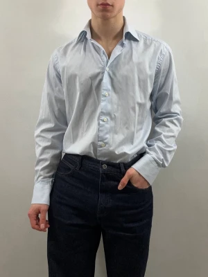 Eton Skjorta Ljusblå Pinstriped M - Snygg ljusblå pinstriped skjorta från Eton | Ser skrynklig ut på vissa bilder men väldigt hög kvalitet och antiskrynkelmaterial | Size 39/M | Modellen är 175 cm och väger 70 kg | 