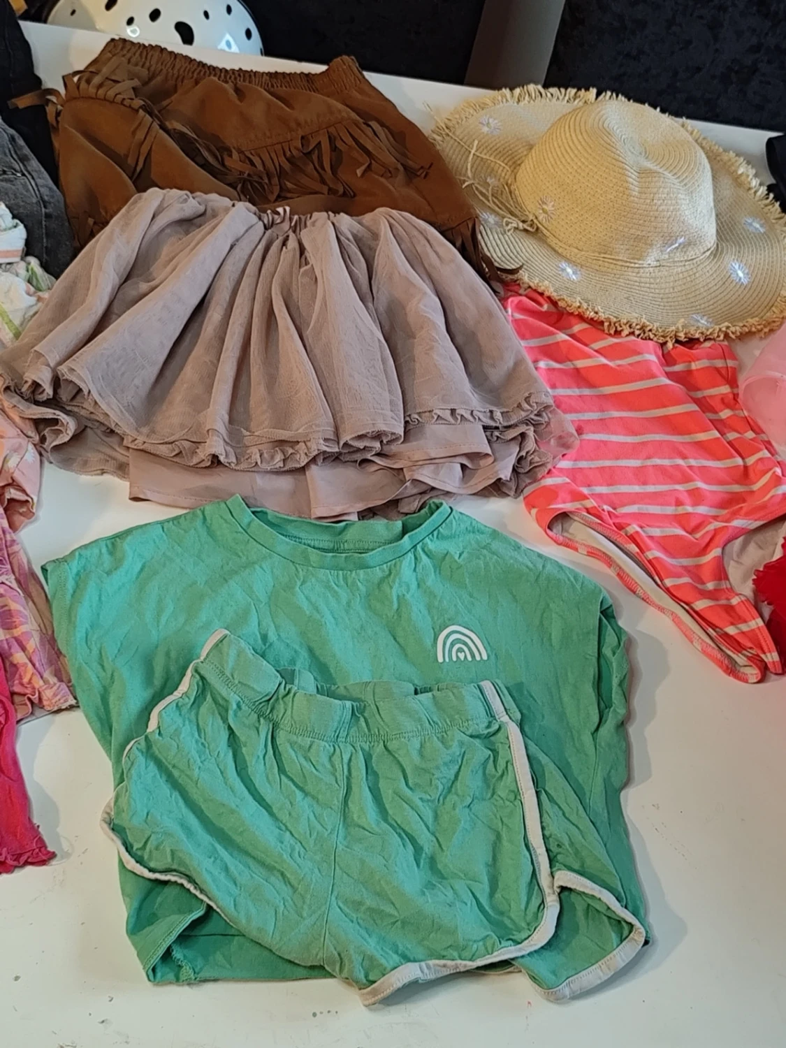 Somrigt klädpaket med shorts och kjol stl 110/116