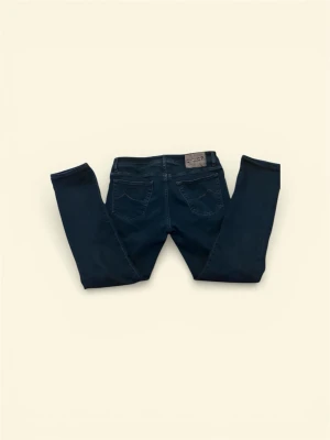 Jacob Cohën - Snygga mörkblå jeans från Jacob Cohën med klassisk femficksdesign och diskreta kontrastsömmar. Jeansen har en rak passform och är tillverkade i mjukt bomullstyg med en exklusiv känsla. Mycket bra skick! Ny pris 5499! 