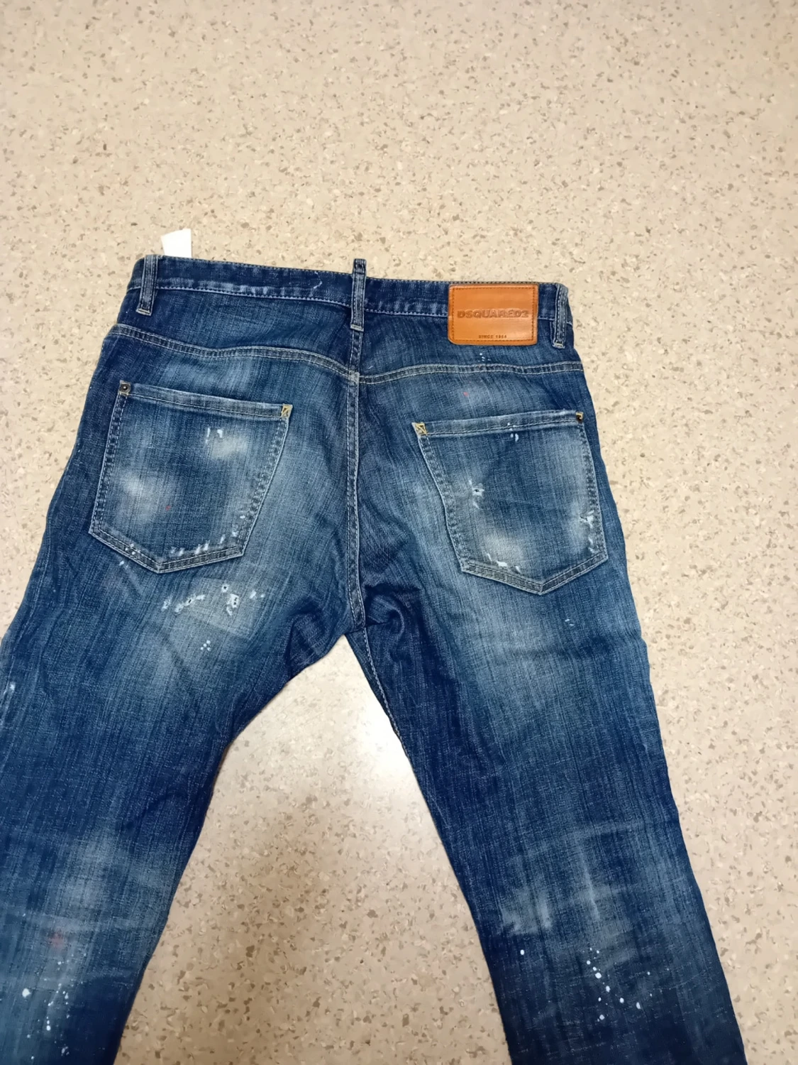 Dsquared2 jeans med röda och vita färg stänk. - 1