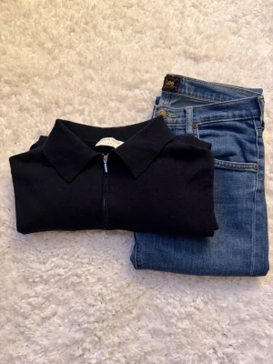 Marinblå stickad half-zip tröja från Tiger of Sweden - Modell: Orbit, Storlek S. Inga synliga defekter. 55% merino, 45% bomull. Marinblå.