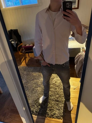 Burberry Skjorta - Snygg rosa Burberry skjorta | Kanon skick | Modellen på bilden är 182 och väger 70 kg | P016