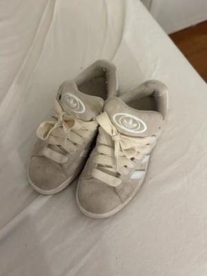 Beige adidas campus skor  - Snygga beige Adidas sneakers i mocka med klassiska ränder. Bekväma och lätta att matcha till både jeans och klänning 
