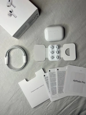 Apple AirPods gen 2-nyskick  - Säljer ett par Apple AirPods Pro generation 2 i nyskick. Endast öppnade för att kontrollera innehållet – aldrig använda.  ✔️ Alla tillbehör medföljer ✔️ Inga repor eller slitage ✔️ Perfekt ljud & aktiv brusreducering  Säljs då de inte kommer till användning. Skickas snabbt och välpackat 📦 Hör av dig vid frågor!