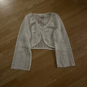 Virkad kofta - Långärmad virkad kofta/bolero från H&M, passar som xxs. 
