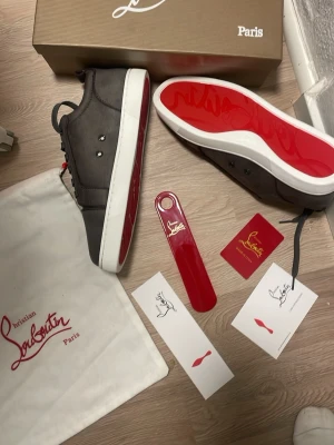 Gråa Louboutin skor - Schyssta skor från Louboutin. Helt nya aldrig använda 10/10 skick. Allt ingår och är helt nytt. Skriv vid minsta fundering 