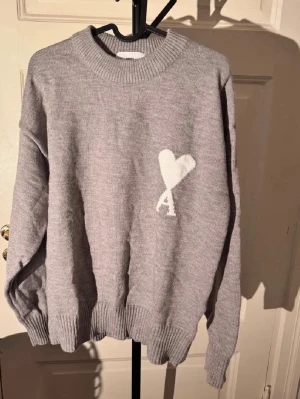 Ami Paris  - Ami Paris tröja jätte bra skick kostar endast 2199kr.äkta. Fins tags fins påse skickas inom en vecka. Passar s och m