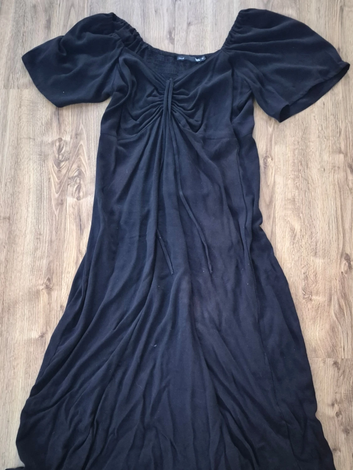 Svart långklänning med puffärm från lager 157