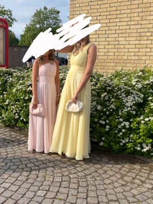 Rosa balklänning - Elegant ljus rosa långklänning och markerad midja. Klänningen har ett flytande, svepande fall och är ärmlös, perfekt för sommarens speciella tillfällen. Den passar mig som är 160 lång🩷
