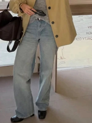 Ljusblå raka jeans  - Säljer ett par splitter nya jeans från NA-KD, lappen finns kvar!