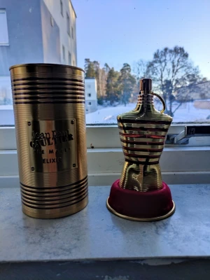 Jean Paul Gaultier Le Male Elixir - Säljer en Jean Paul Gaultier Le Male Elixir parfym, helt oanvänd fortfarande ny och innehåller 125ml. Jag säljer av min parfym kollektion. Parfymen är äkta. Priset kan diskuteras. 