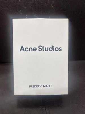 Acne Studios parfym Frederic Malle - Acne Studios par Frederic Malle Eau de Parfum. 100 ml. BB3 24060  Jag säljer en Acne Studios par Frédéric Malle parfym som jag bara har öppnat för att ta några bilder. Den är i perfekt skick och väntar på en ny ägare. Om du är intresserad,  Nypris 3820 kr