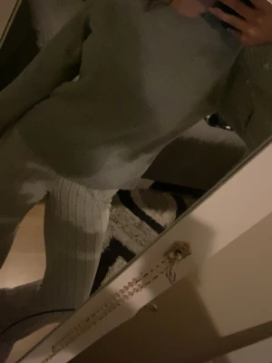 Ljusgrå stickad tröja - Mysig ljusgrå stickad tröja med rund hals och långa ärmar. Tröjan har en enkel, klassisk design och ribbstickade muddar vid ärmslut och nederkant. Perfekt för lager-på-lager och passar till det mesta. Storleken är XS. Den lär vara lite knopprig men det går att lösa enkelt! 