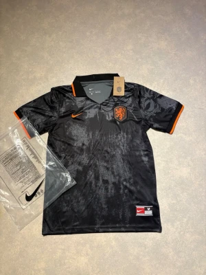 Fotbollströja Nederländerna  - Mycket snygg tröja feån nederländerna med sin svart orange combo storlek M, hör av er för mer frågor🤝
