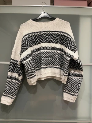 Vit och svart stickad tröja Lindex - Randig stickad tröja i bra skick! Något kortare i modellen. Prisförslag accepteras✨