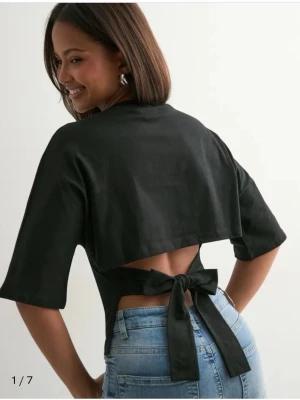 Nelly t-shirt  - Så snygg tröja med knytning i ryggen, från Nelly i storlek S. 