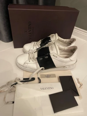 Valentino open - kvitto finns - Valentino open - svarta - skick 8/10 - storlek 42 - allt og + kvitto medföljer✅- hör av er för fler bilder eller info 