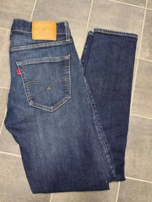 Levis 512 slim  - Jens som är använda 3 ggr då dom är lite för små. Strl w31 l34. Nypris 1099kr hos Levi’s store. 