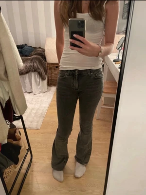 Grå bootcut jeans - Basic grå bootcut/flare jeans. Det är ginas vanliga ”low waist” men skulle säga att de är mid waist. Stretchiga i storlek 32. 