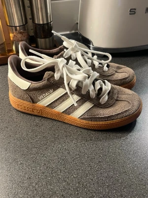 Adidas Spezial sneakers brun/vit - Säljer dessa supertrendig adidas skorna! I ett mycket bra skick! Använda ett fåtal gånger. Pris går att diskutera.