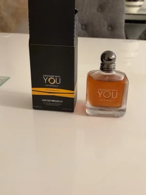 Emporio Armani Stronger With You Intensely 100 ML - Emporio Armani Stronger With You Intensely är en parfym med en stilren, fyrkantig glasflaska och silverfärgad kork. Doften har en varm bärnstensfärg. 100ML Fick den som present 