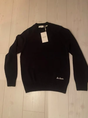 Svart stickad tröja från Les Deux - Hej! säljer en fin svart stickad tröja från LES DEUX helt ny. Ny pris är 1599kr prislapp och allt kvar  