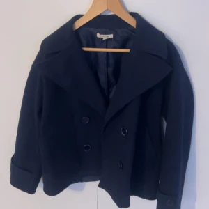 Mörkblå kappa  - Jättefin mörkblå kappa ifrån design bysi i Stolek M/L❤️