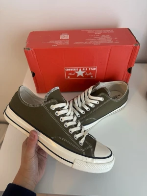  Converse All Star sneakers - Säljer ett par riktigt sköna converse allstar. Skön färg och i princip helt nya endast använda 2-3 gånger. Säljer för att de är lite för stora. Hör av er vid frågor