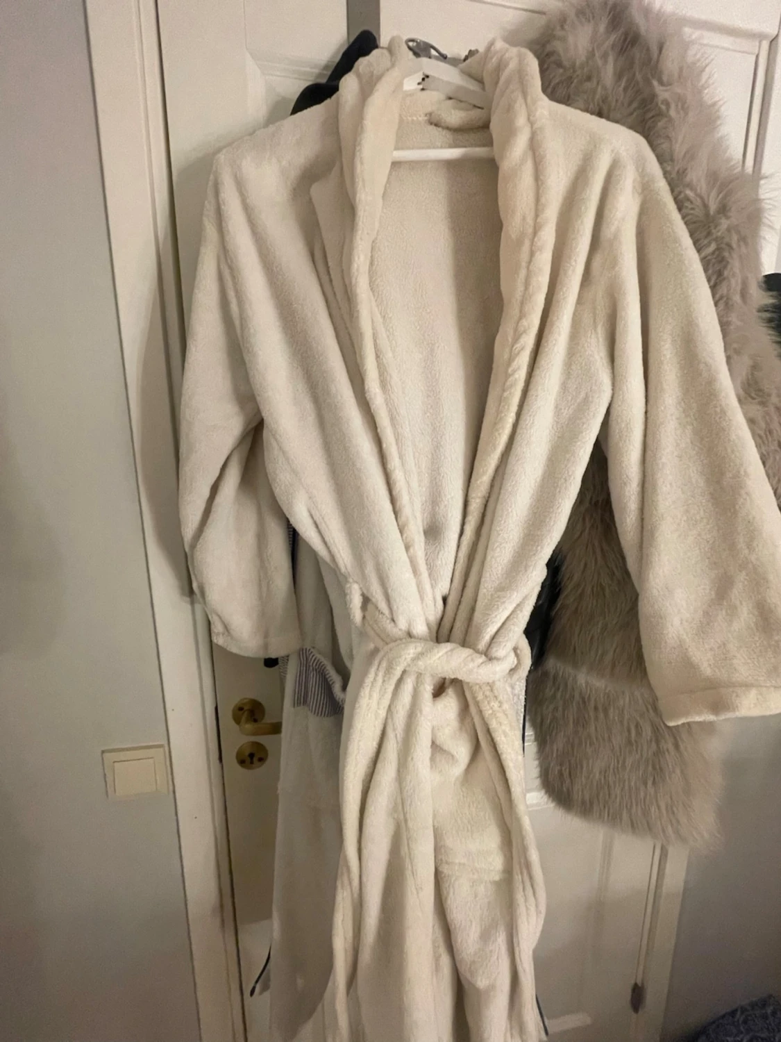 Krämvit fluffig morgonrock S/M