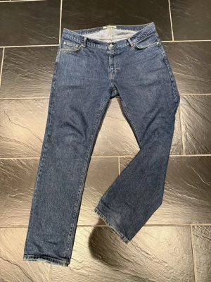 WOODBIRD 2500-103 - Riktigt fräscha och snygga jeans från WOODBIRD. Med fading och slitmärken på utvalda ställen så ger de en elegant vintage stil som passar dagens ”Grisch”. Fynda idag!