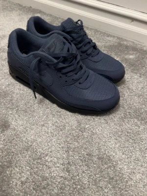 Nike Air Max 90 marinblå sneakers - Snygga marinblå Nike Air Max 90 sneakers stl 42 1/2 men passar även lite större fötter också.  Aldrig använda ny pris 1850. Du får även med allt när du köper dom. Box kvitto. 